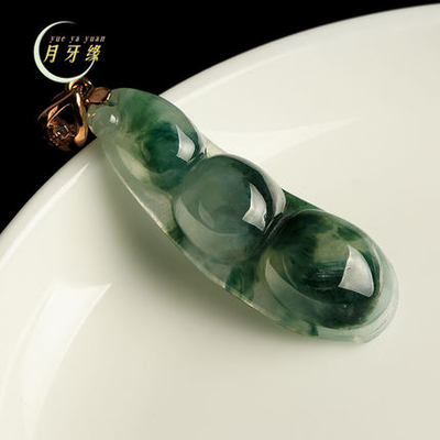 月牙缘珠宝 精雕细琢，四季常青——18K金镶嵌飘花A货翡翠四季豆吊坠鉴赏